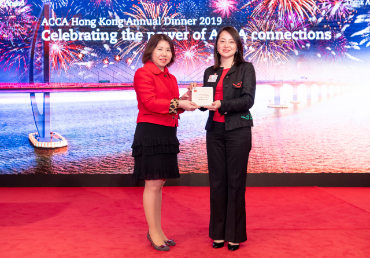  Description Jennifer Tan FCCA (right), CEO, AlipayHK (2019 ACCA China Advocate of the Year & 2019 ACCA Hong Kong Advocate of the Year)
