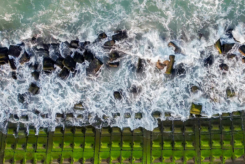 Waves breaking on rocks